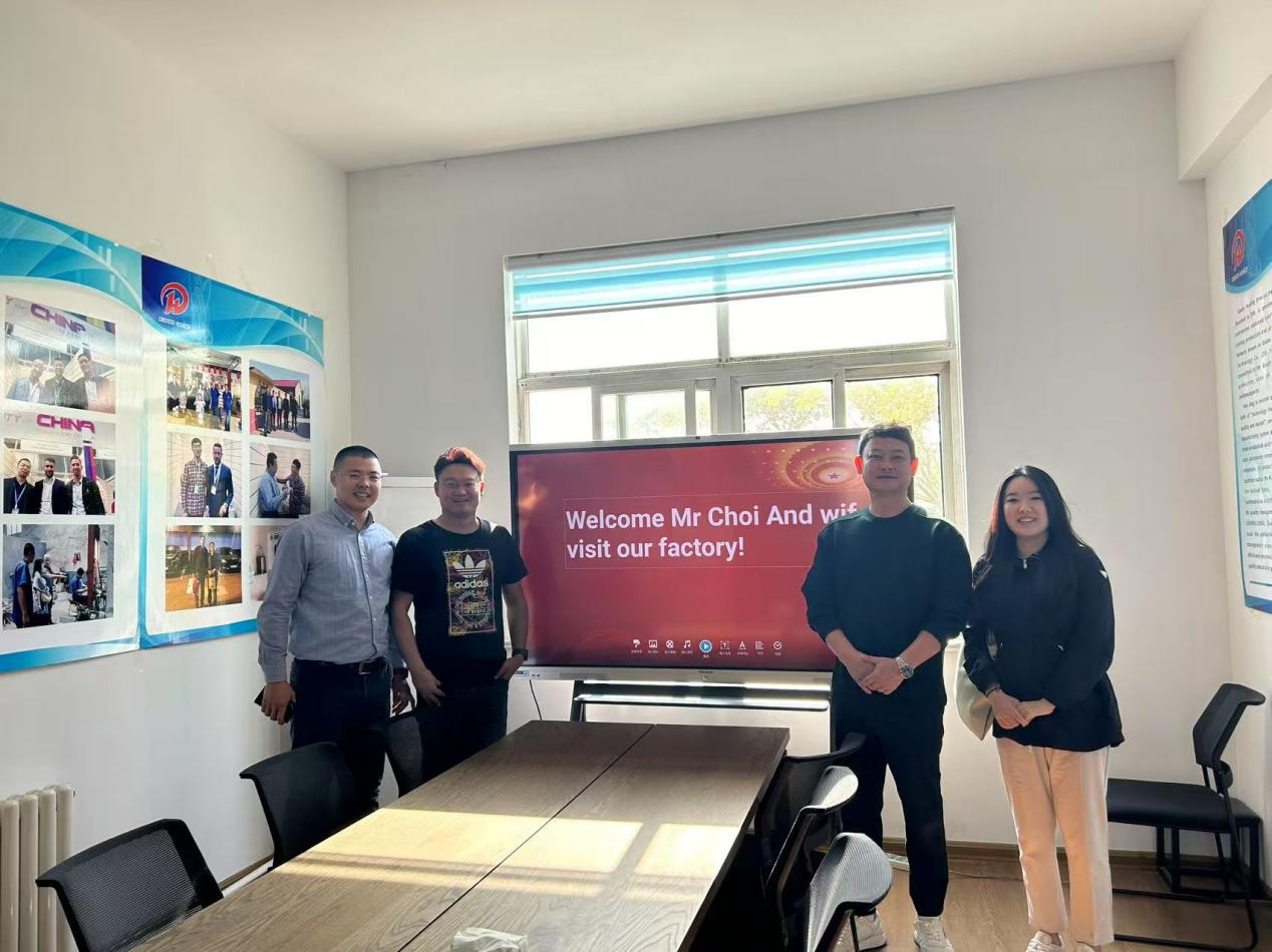 يزور العملاء الكوريون مصنعنا