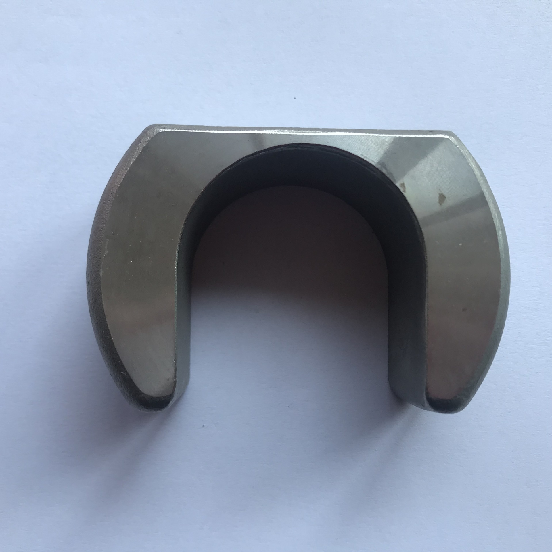 ما هو سبب التصفيح في القشرة المصنوعة من رمل الزجاج المائي أثناء عملية صب الاستثمار؟