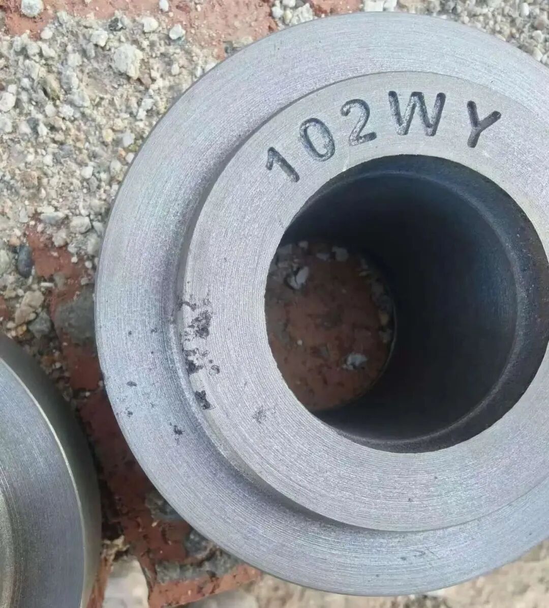 ما هي خصائص عيوب الدفق الرملي في إنتاج أجزاء حديد الزهر الرمادي باستخدام الرمل الأخضر؟ ما هو الفرق بين عيوب العين الخبث؟