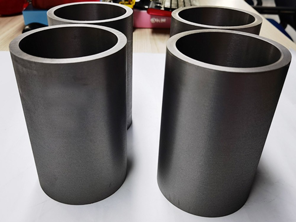 ما هي تأثيرات السيليكون المرتفع أو المنخفض على أداء المعالجة الميكانيكية للحديد الزهر الرمادي 200؟