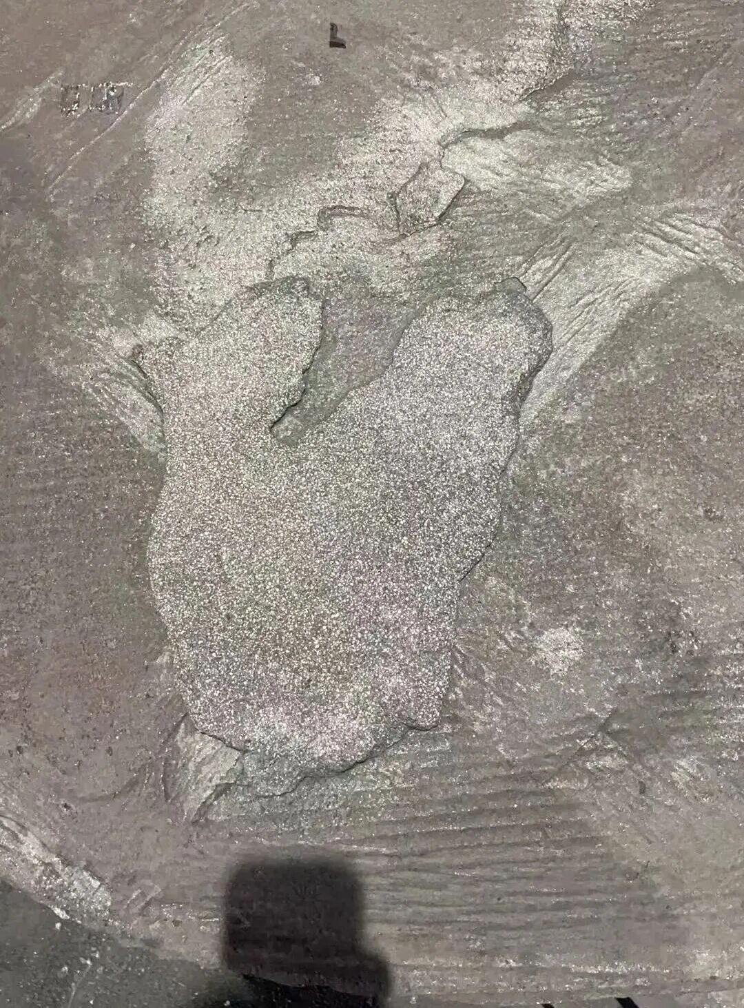 كيف يمكن حل العيوب مثل البثور الرملية على السطح العلوي لأجزاء الحديد الزهر الرمادية الناتجة عن صب الرمل الراتنجي؟